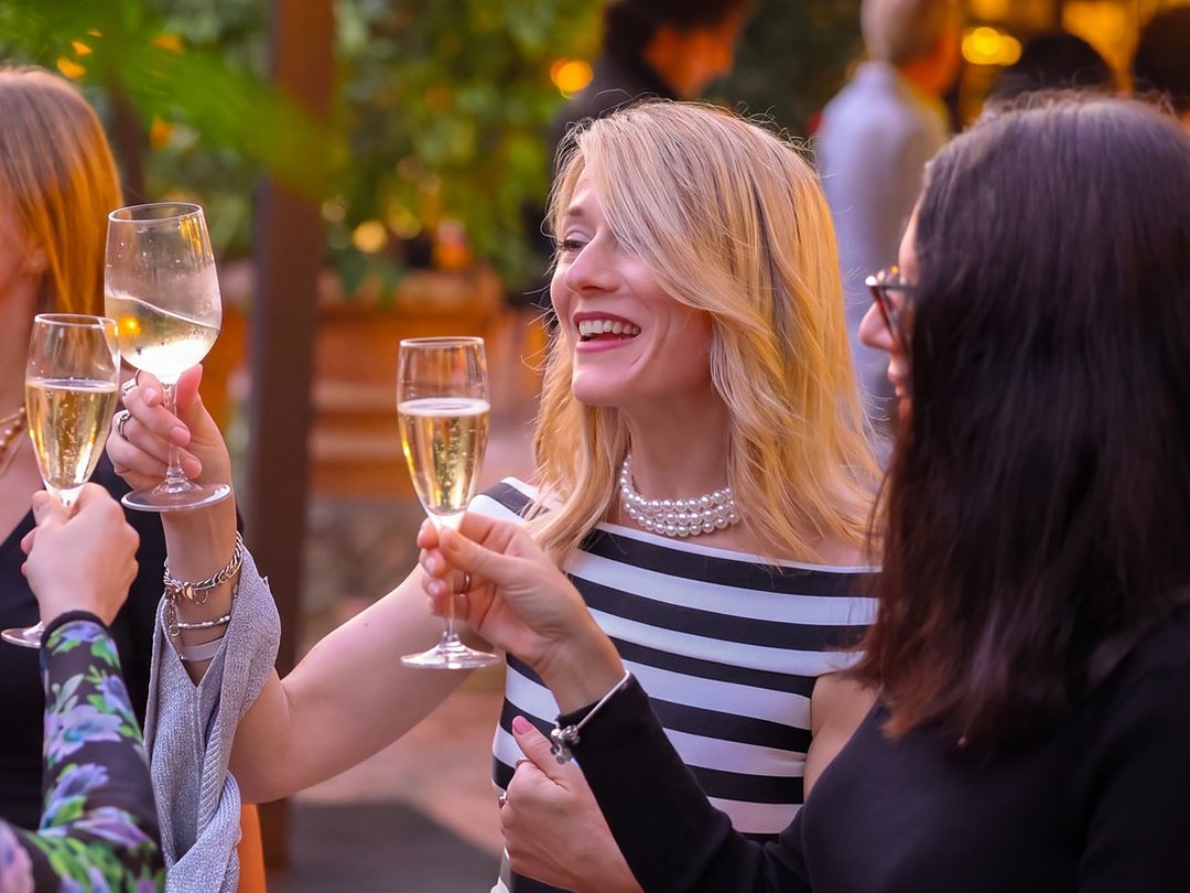 Ospiti brindano con Champagne durante la serata al Bottaccio